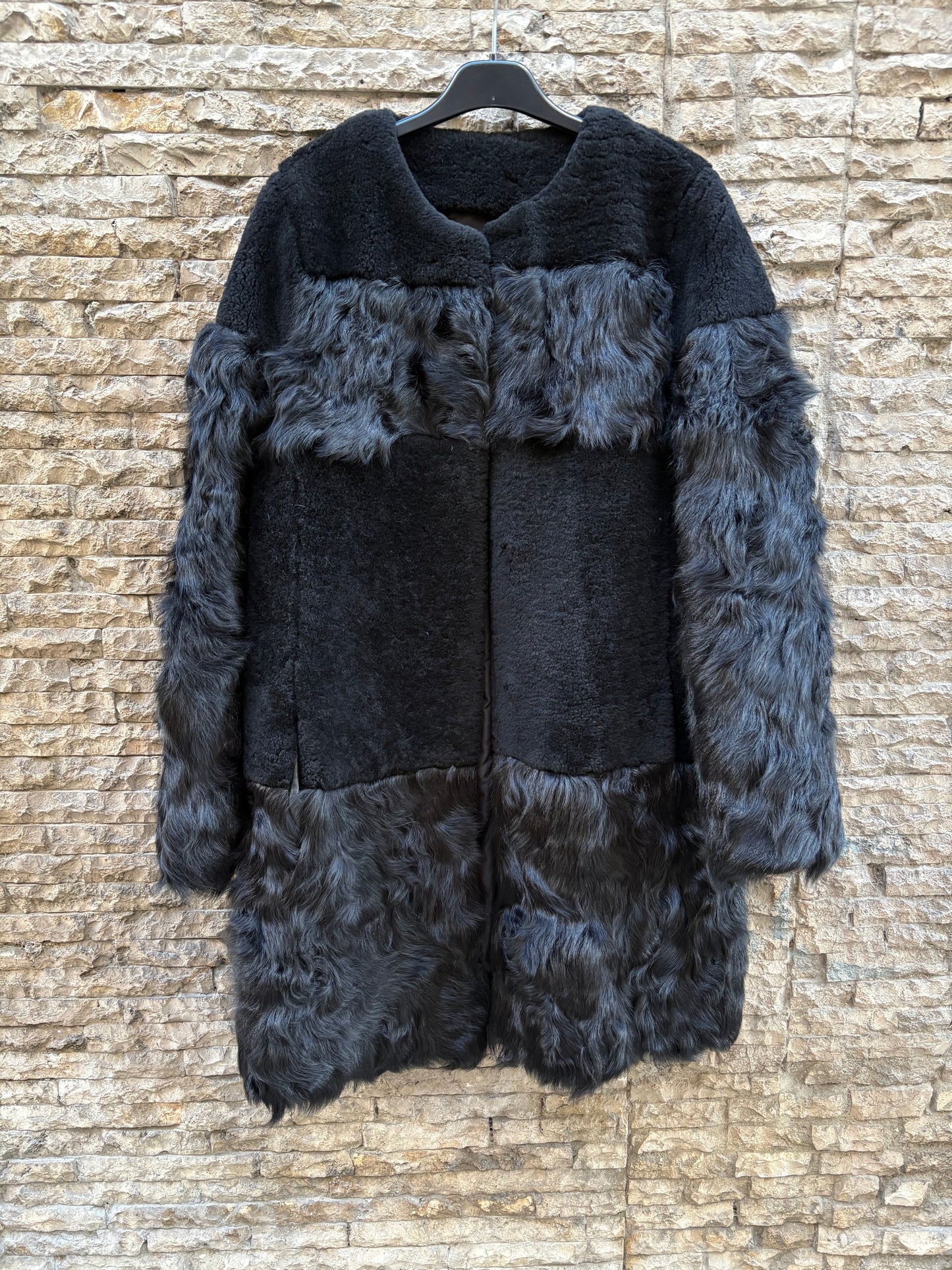 SFERA. Abrigo negro pelo natural