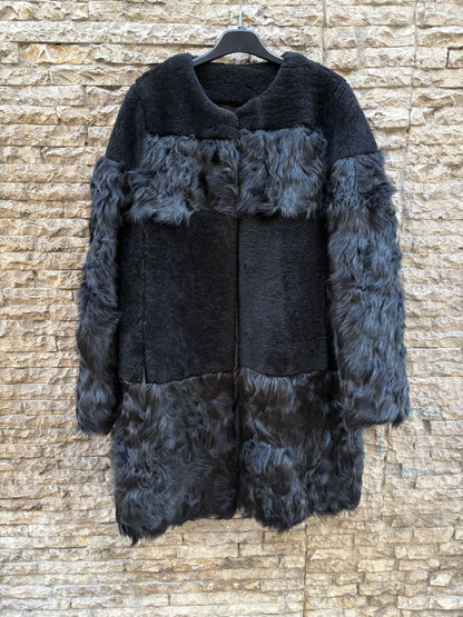 SFERA. Abrigo negro pelo natural