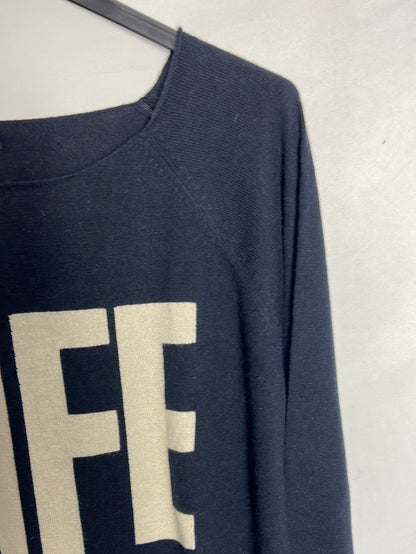 THE HIP TEE. Blue lettering jersey. TM/L