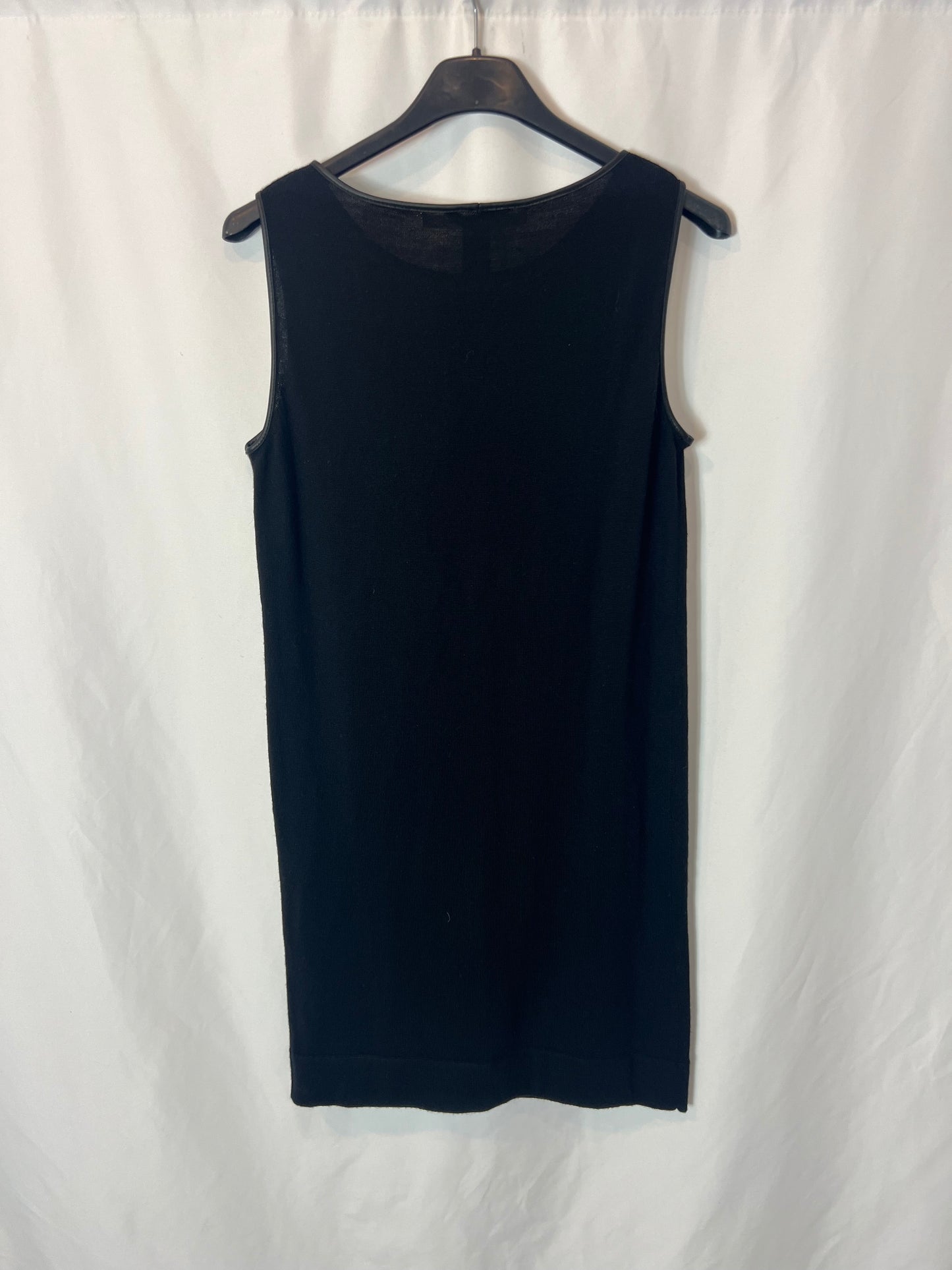 DIANE VON FURSTENBERG. Short fitted wool dress. TS