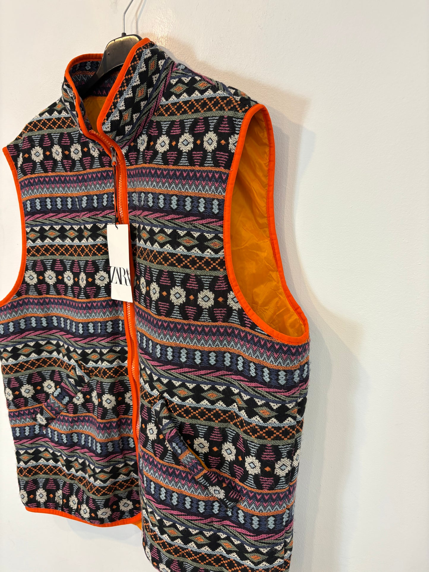 ZARA. Chaleco acolchado estampado. T L