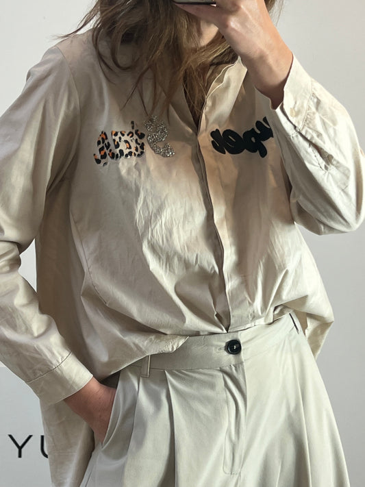 OTRAS. Camisa beige letras. T S/M