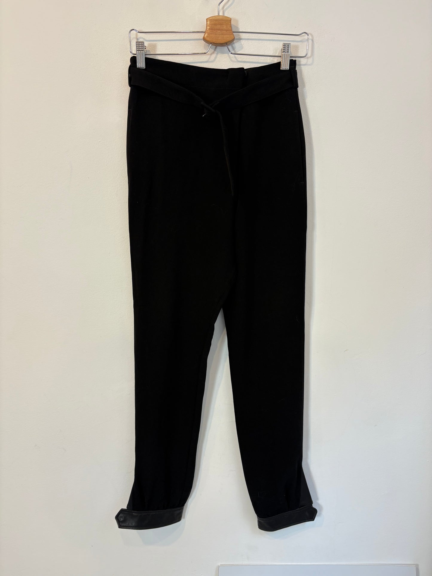 JOSEPH. Pantalón negro fluido detalles en piel