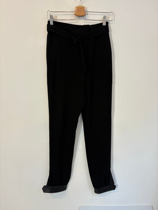 JOSEPH. Pantalón negro fluido detalles en piel