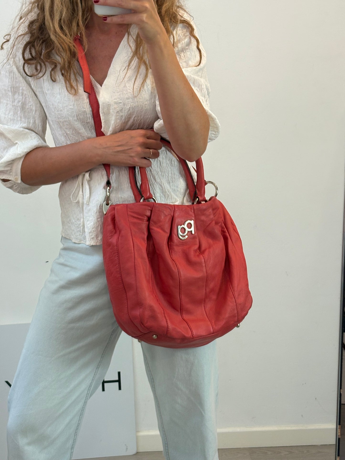 PURIFICACIÓN GARCIA. Bolso rojo piel doble asa