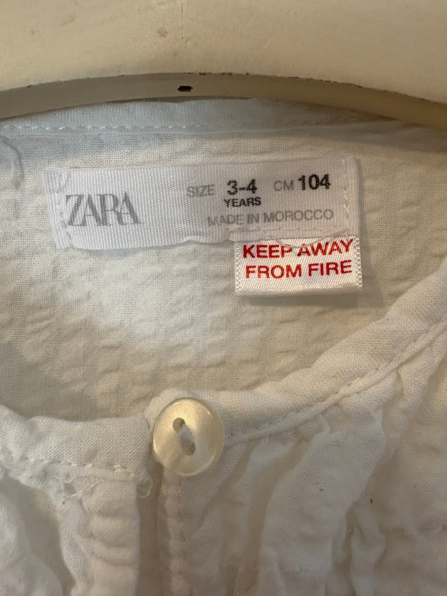 ZARA. Blusa blanca nido de abeja. T 3-4 años