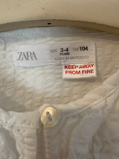ZARA. Blusa blanca nido de abeja. T 3-4 años