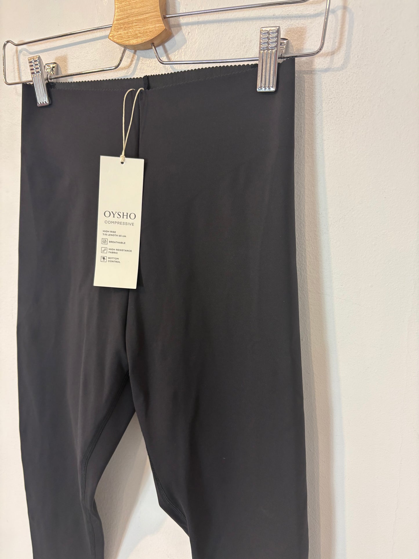 OYSHO. Mallas negras deportivas