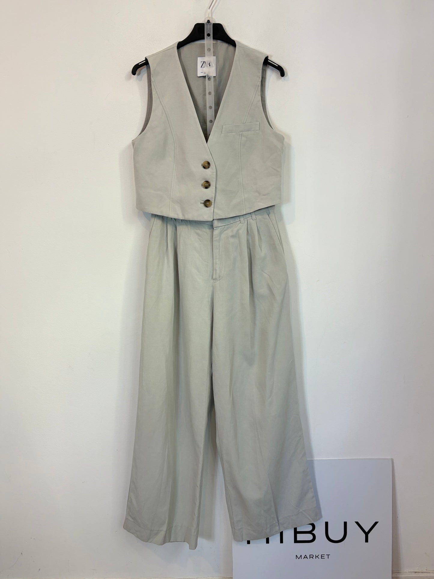 ZARA. Total look chaleco y pantalón azul claro