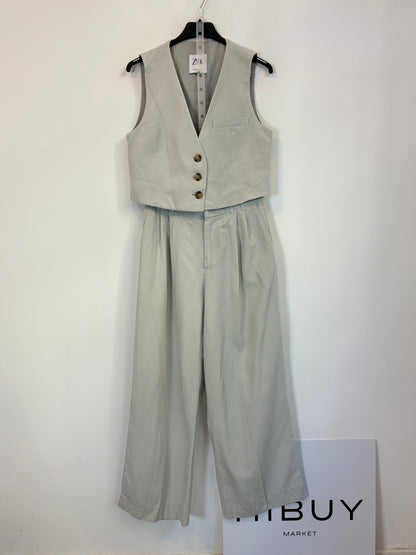 ZARA. Total look chaleco y pantalón azul claro
