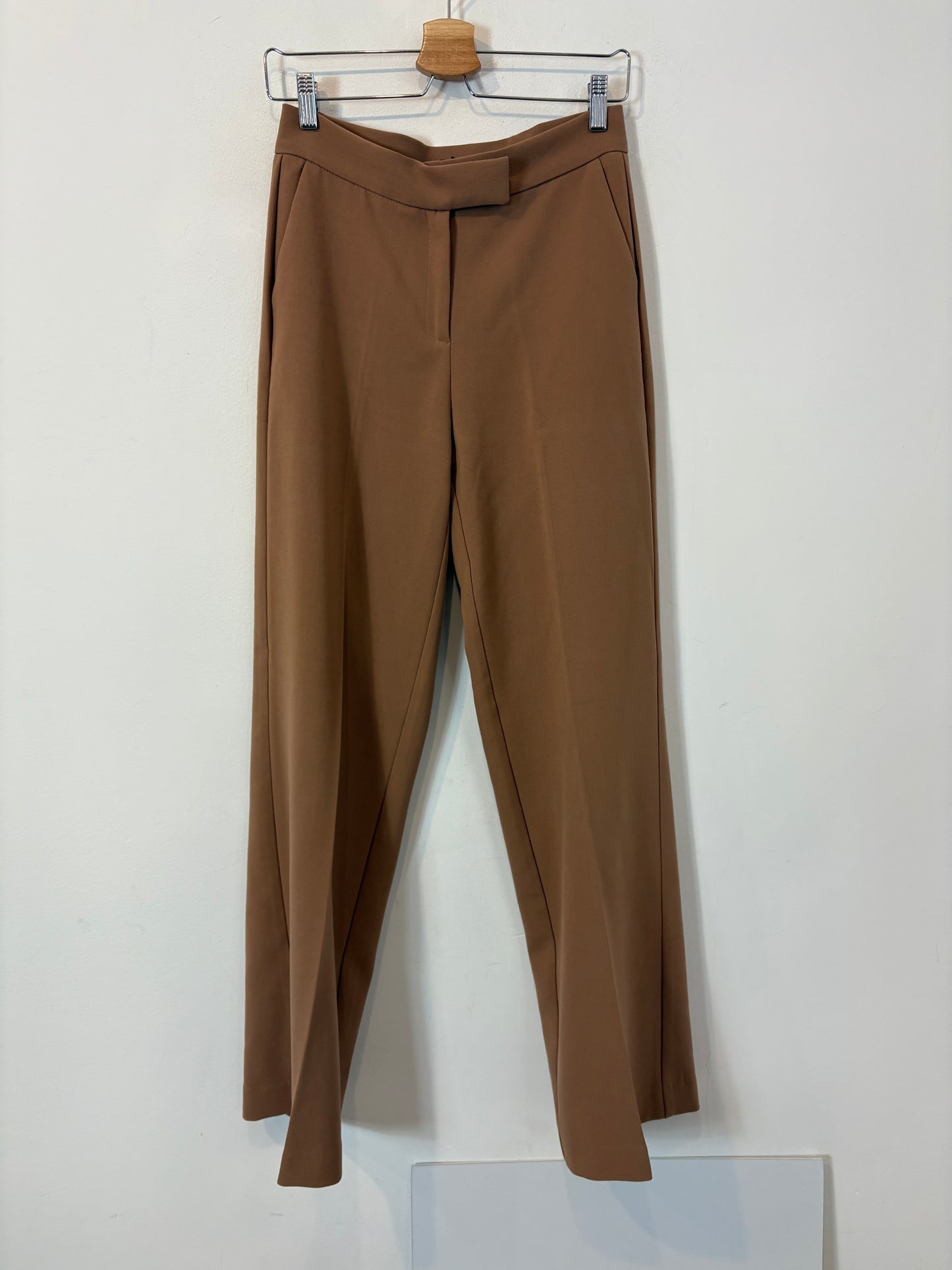 Total look pantalón y chaleco camel