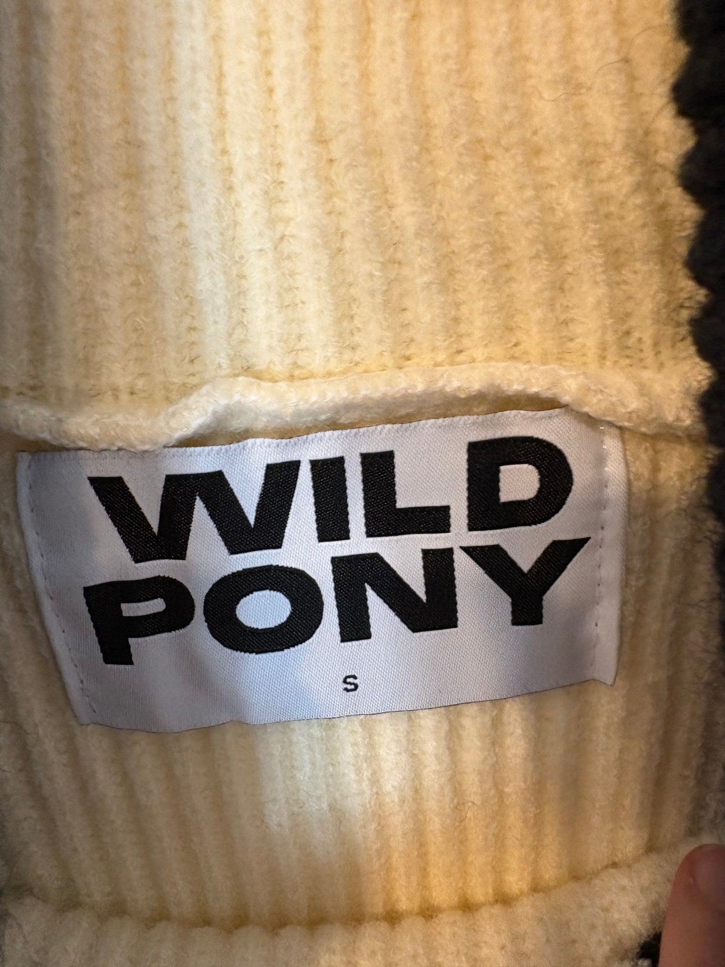 WILD PONY. Jersey bicolor cuello vuelto