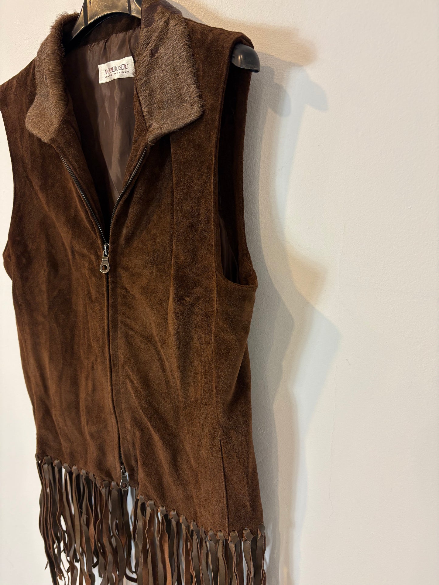 ANTONELLO SERIO. Brown leather vest with fringes. Size 40