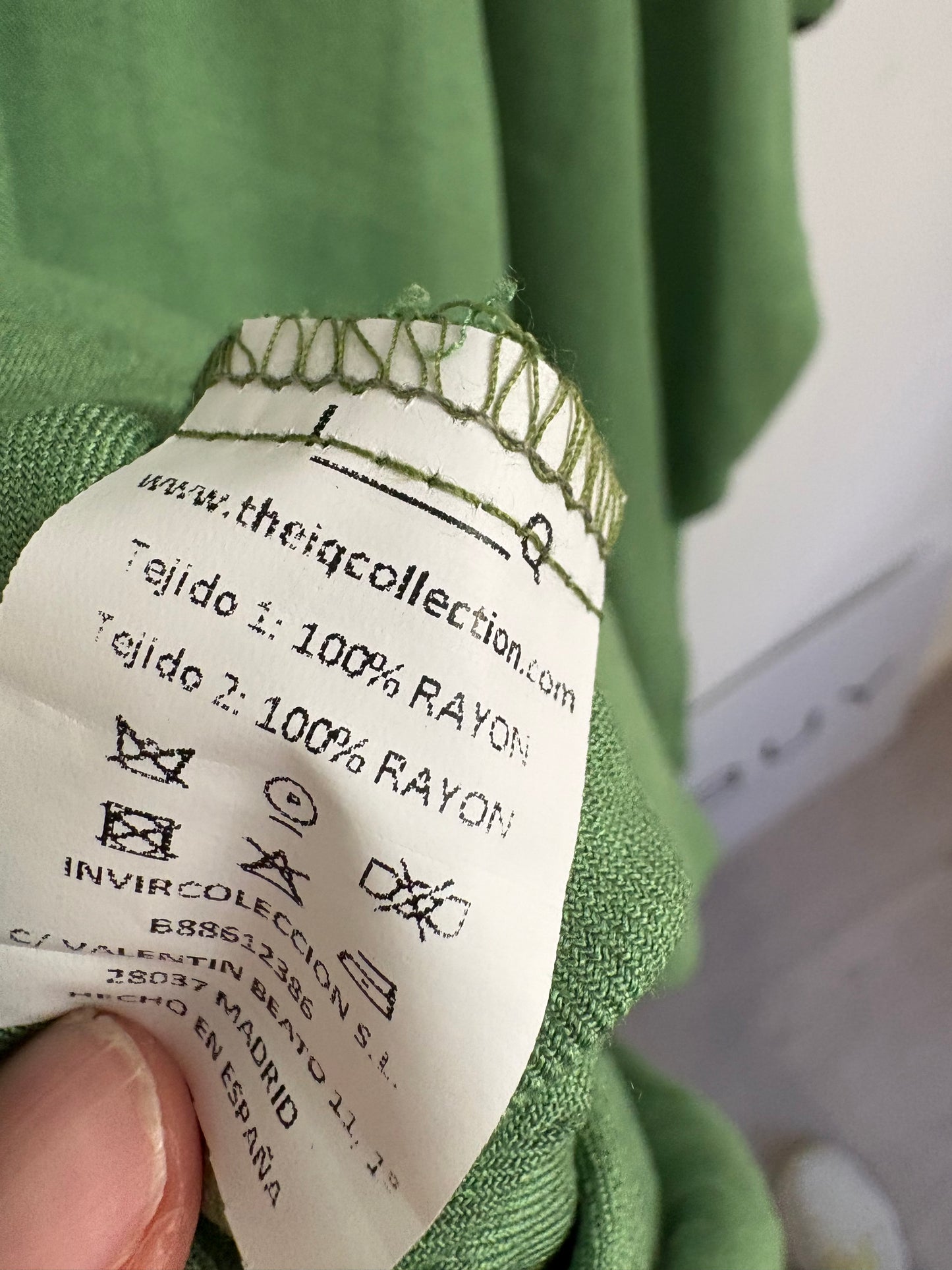 IQ. Falda midi verde asimétrica