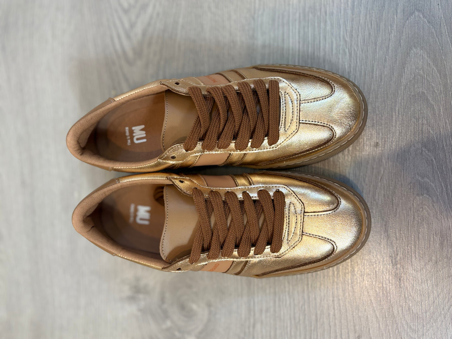 MU THE BRAND. Zapatillas Golden Edition. T 37