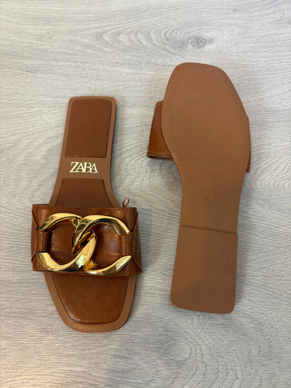 ZARA . Sandalia plana hebilla. T 38