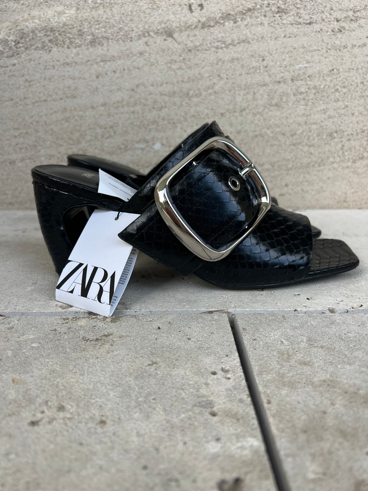 ZARA. Sandalias piel detalle tacón. T 40