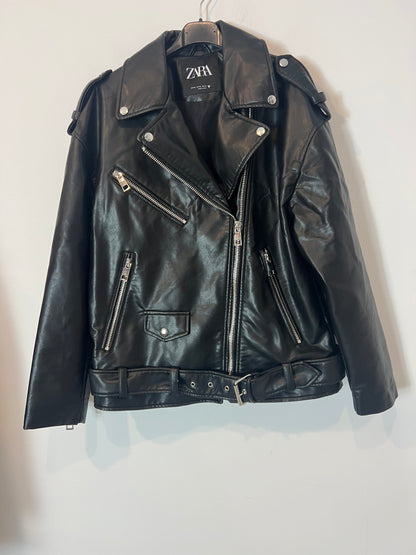 ZARA. Biker negra efecto piel.  XS