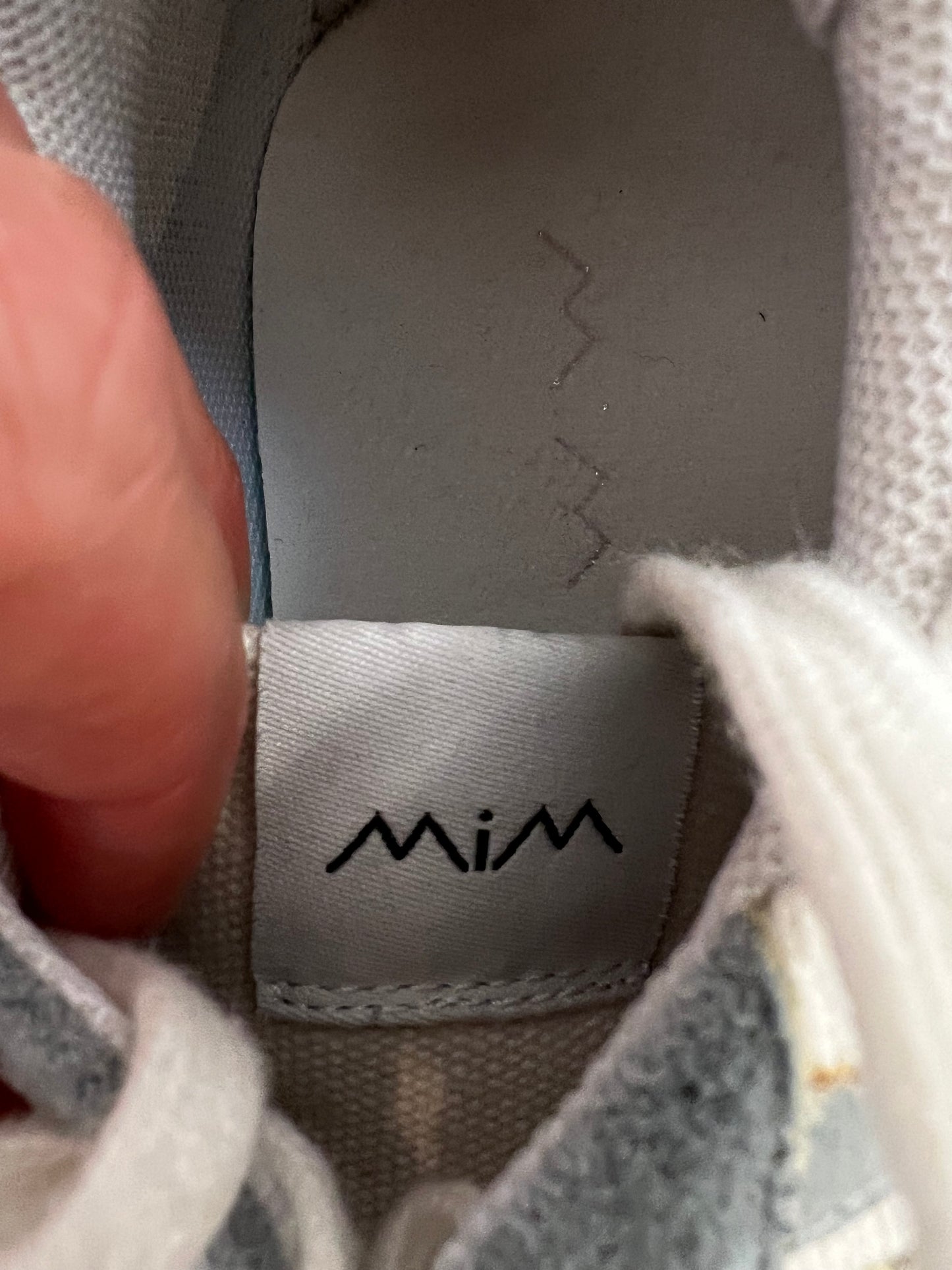 MIM. Zapatillas textura azul claro. T 40