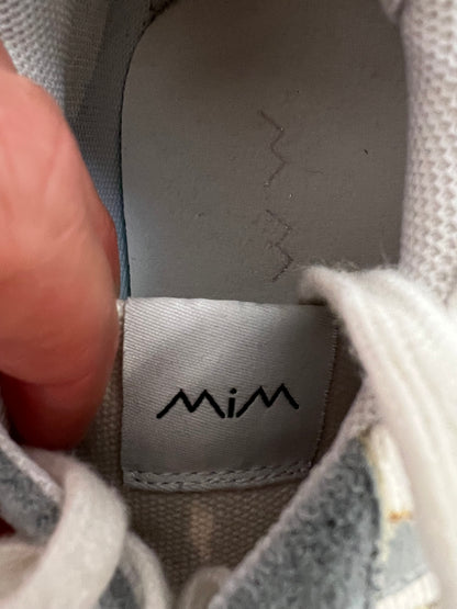 MIM. Zapatillas textura azul claro. T 40