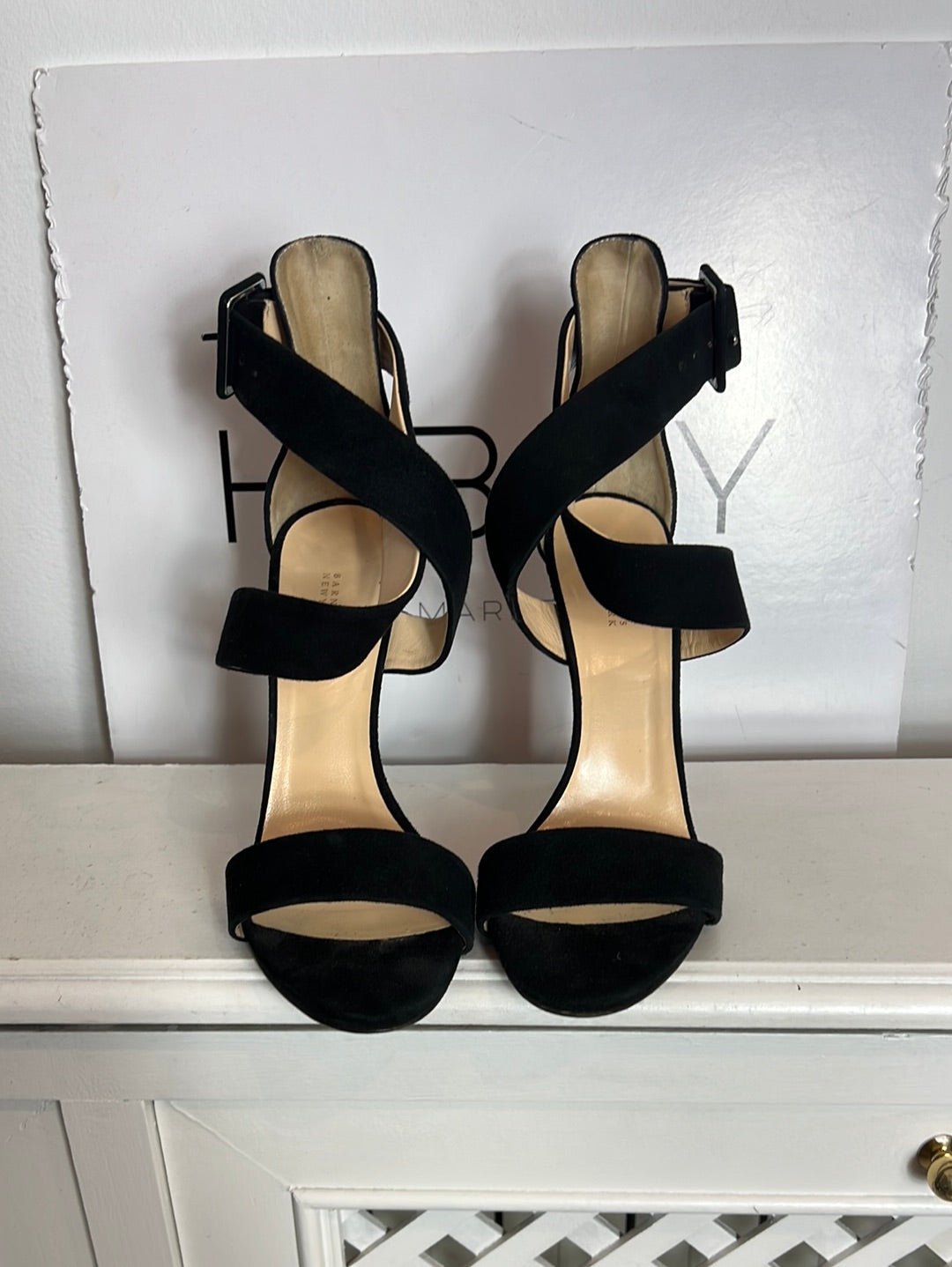 BARNEYS NEW YORK. Sandalia piel negra tiras. T 40