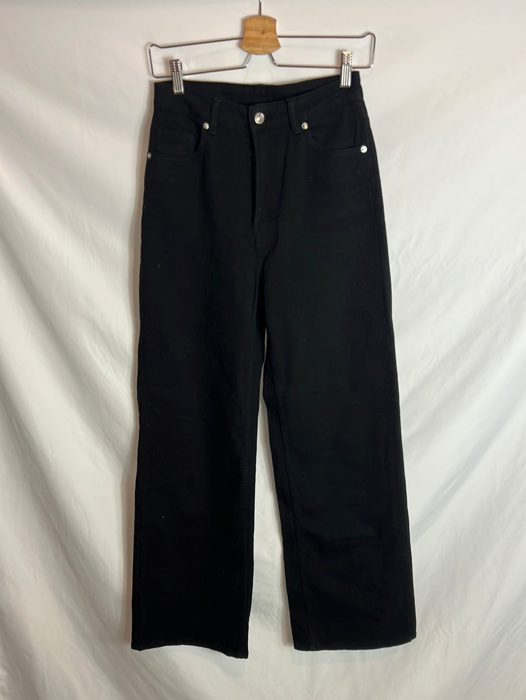 H&M. Denim pata ancha negro. T 36