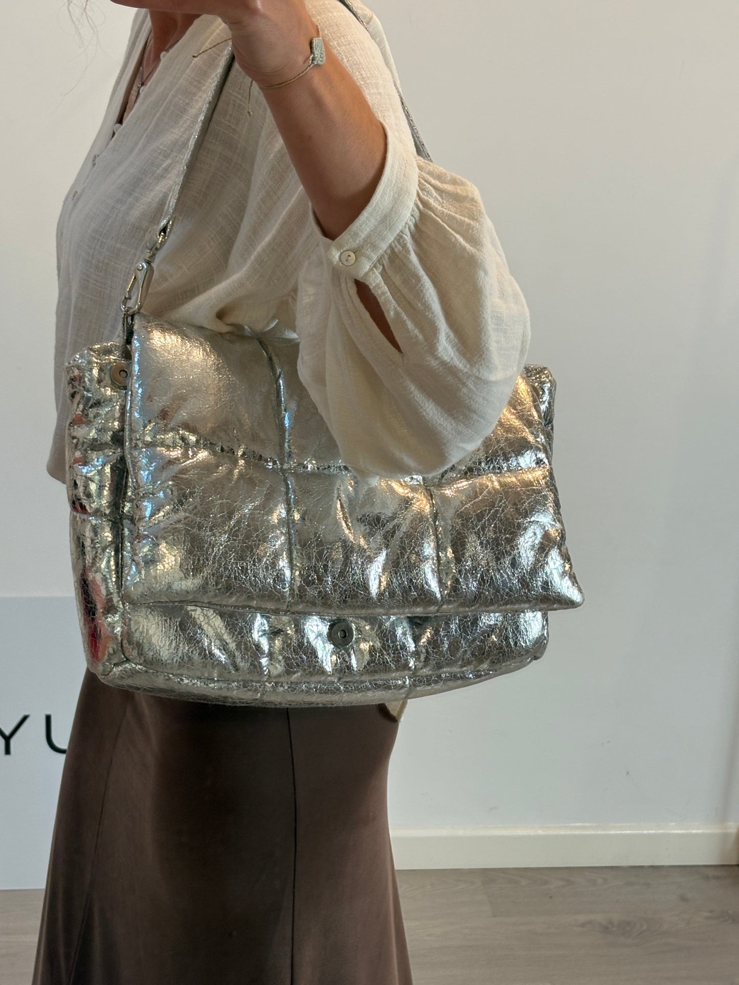 STAND STUDIO. Bolso plateado acolchado