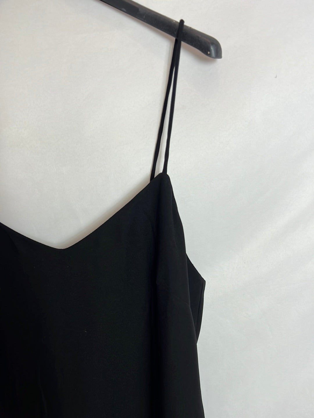 MANGO. Vestido midi negro aperturas. T M