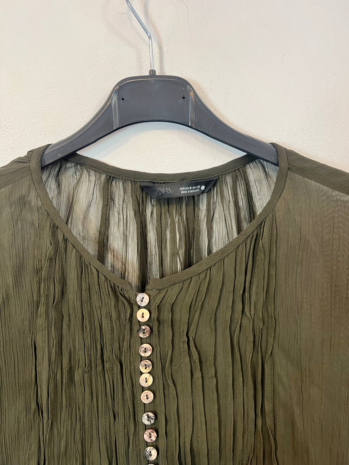 ZARA. Top verde abotonado