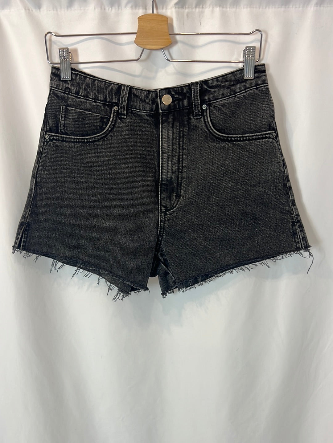 ZARA. Denim shorts gris oscuro. T 38