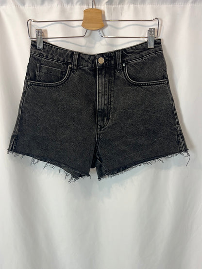 ZARA. Denim shorts gris oscuro. T 38