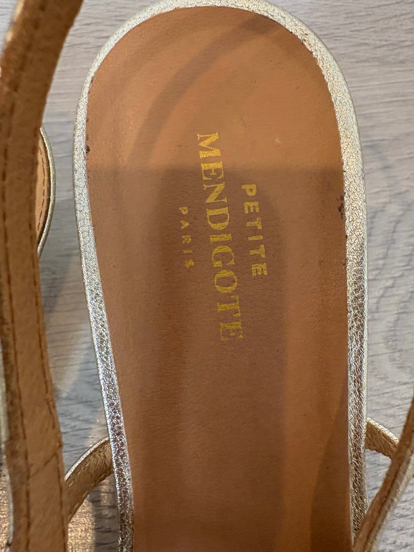 PETITE MENDIGOTE. Tacones dorados hebilla