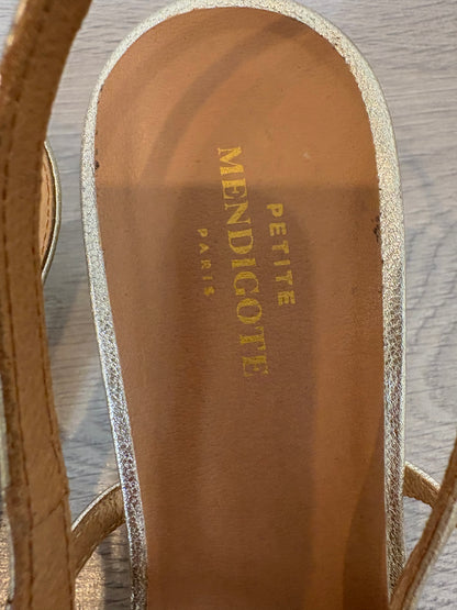 PETITE MENDIGOTE. Tacones dorados hebilla
