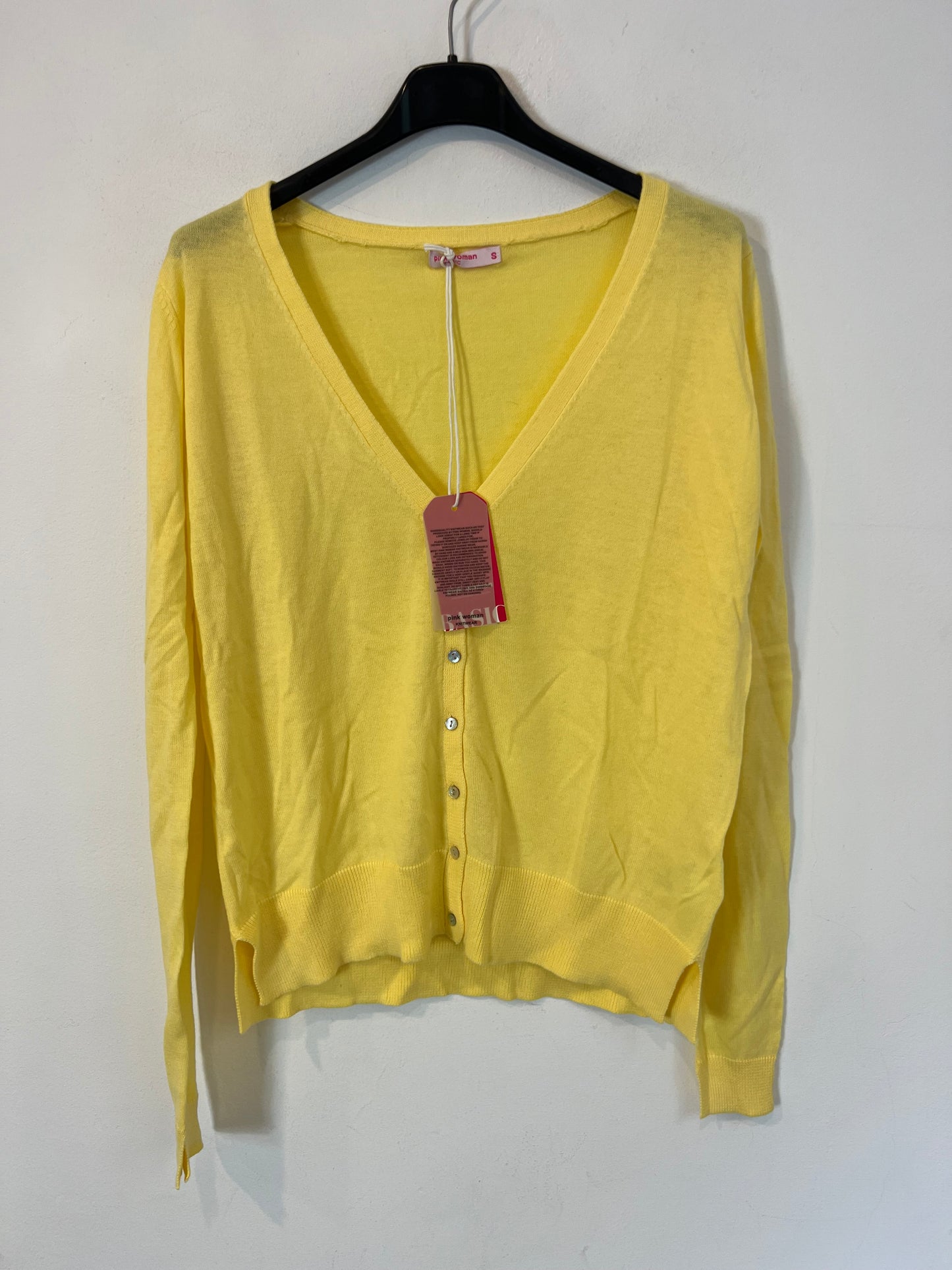 PINK WOMAN. rebeca amarillos abotonada  T.s