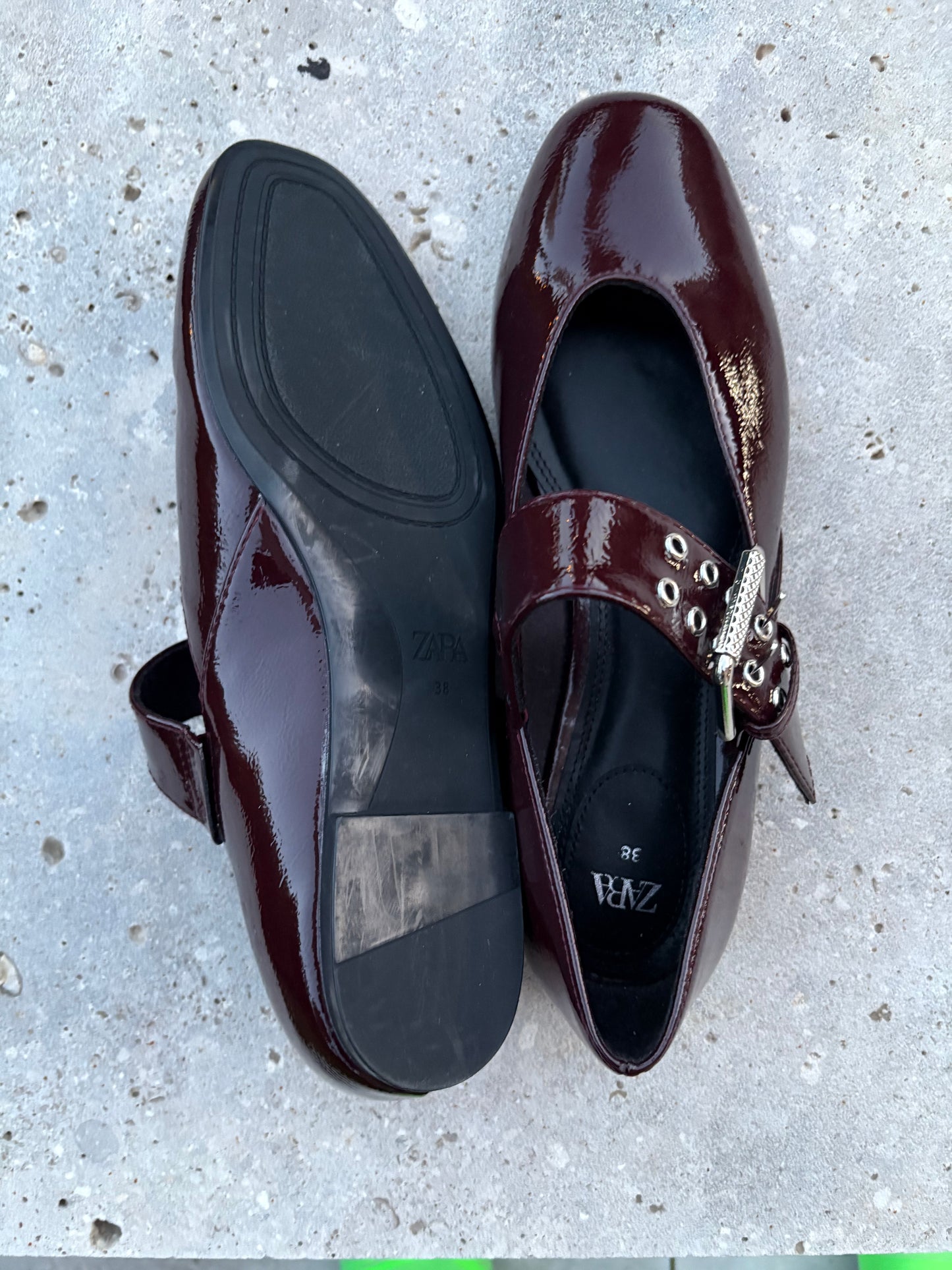 ZARA. Bailarinas charol hebilla