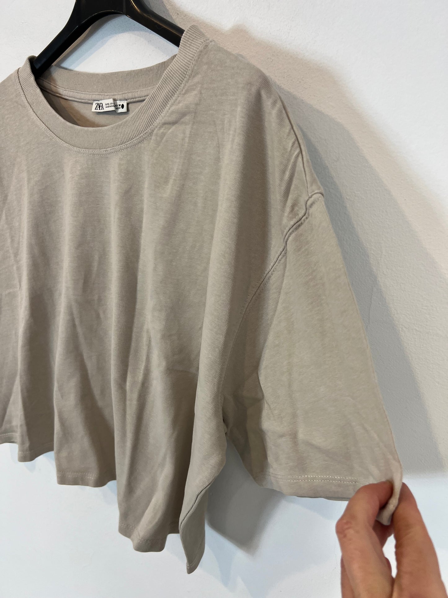 ZARA. Camiseta crop beige. T L