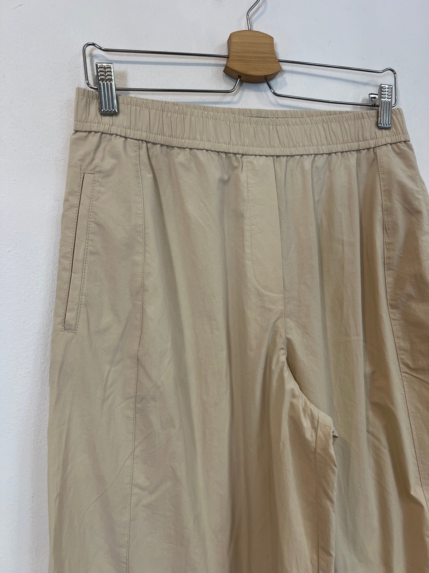 MANGO. Pantalón beige textura