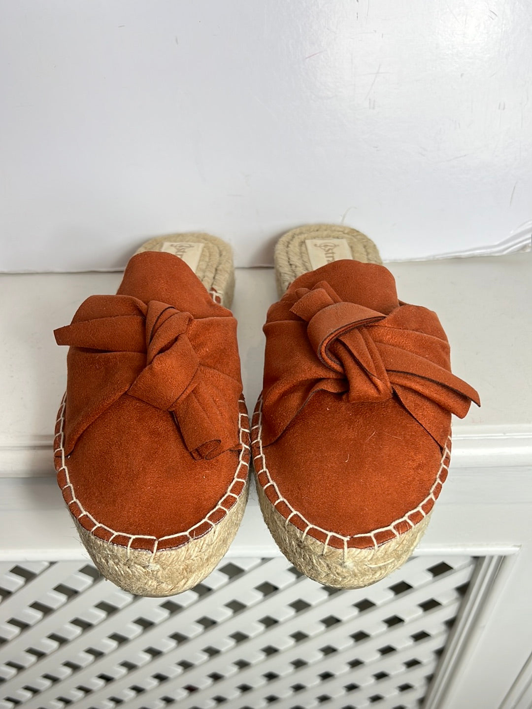 STRADIVARIUS . Sandalia esparto plana color caldera. T 38