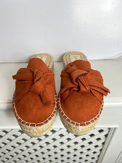 STRADIVARIUS . Sandalia esparto plana color caldera. T 38