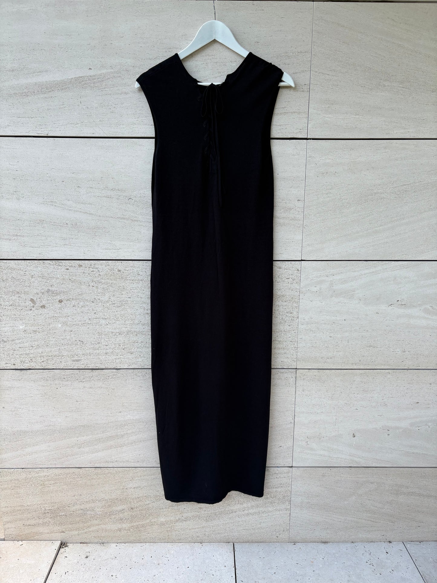 MASSIMO DUTTI. Vestido largo negro hilo