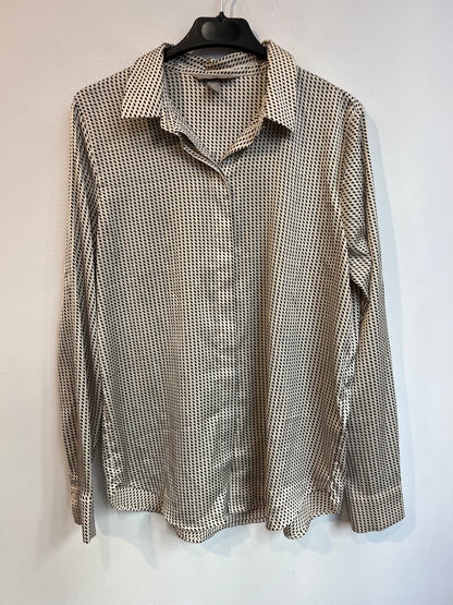 H&M. Blusa satinada beige estampada. T S