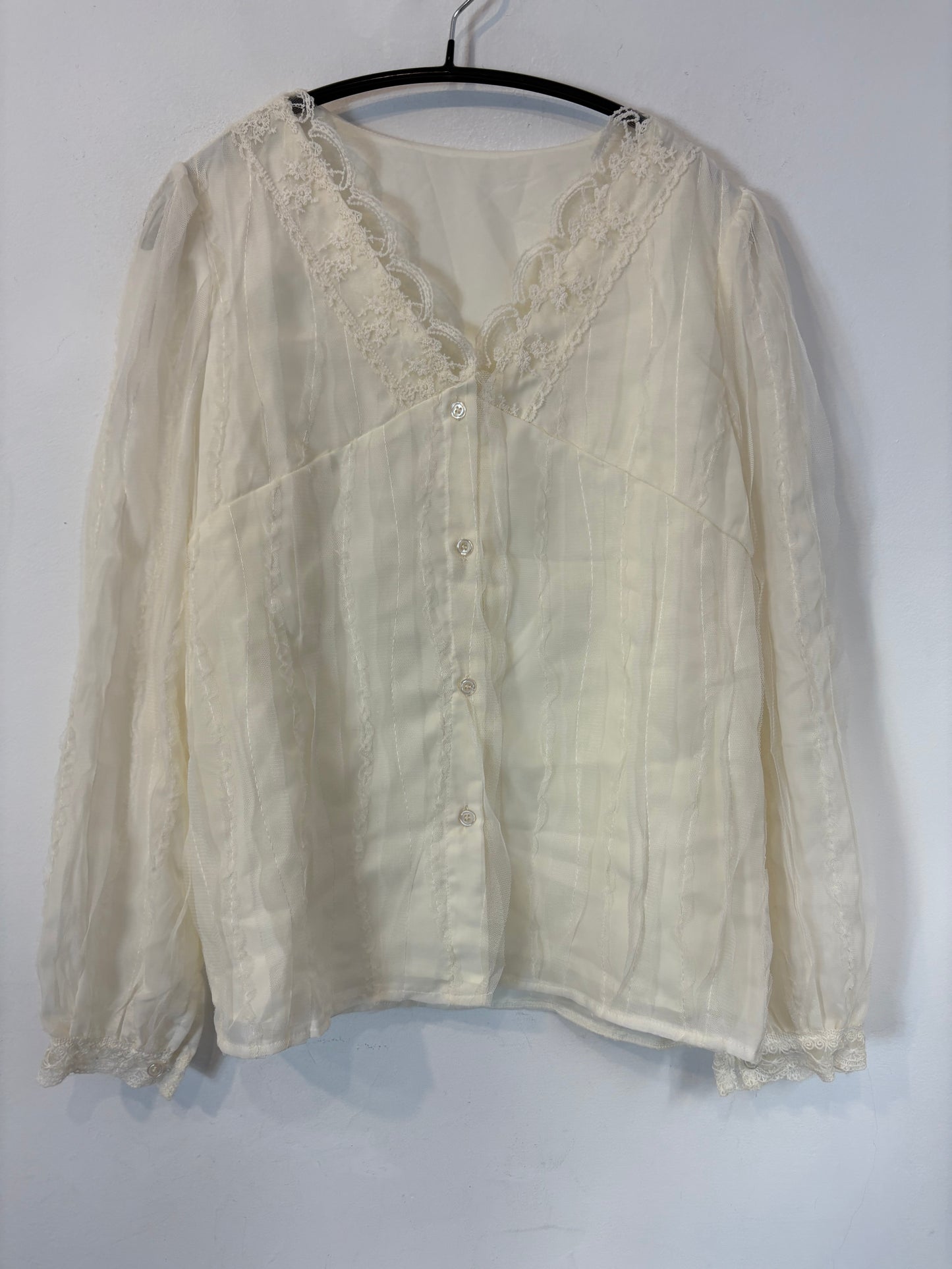 OTRAS. Blusa color crudo encaje