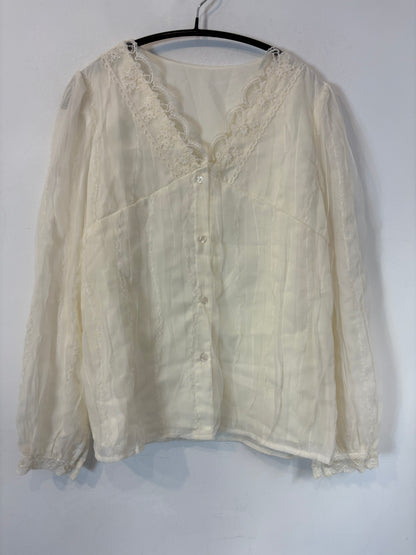 OTRAS. Blusa color crudo encaje