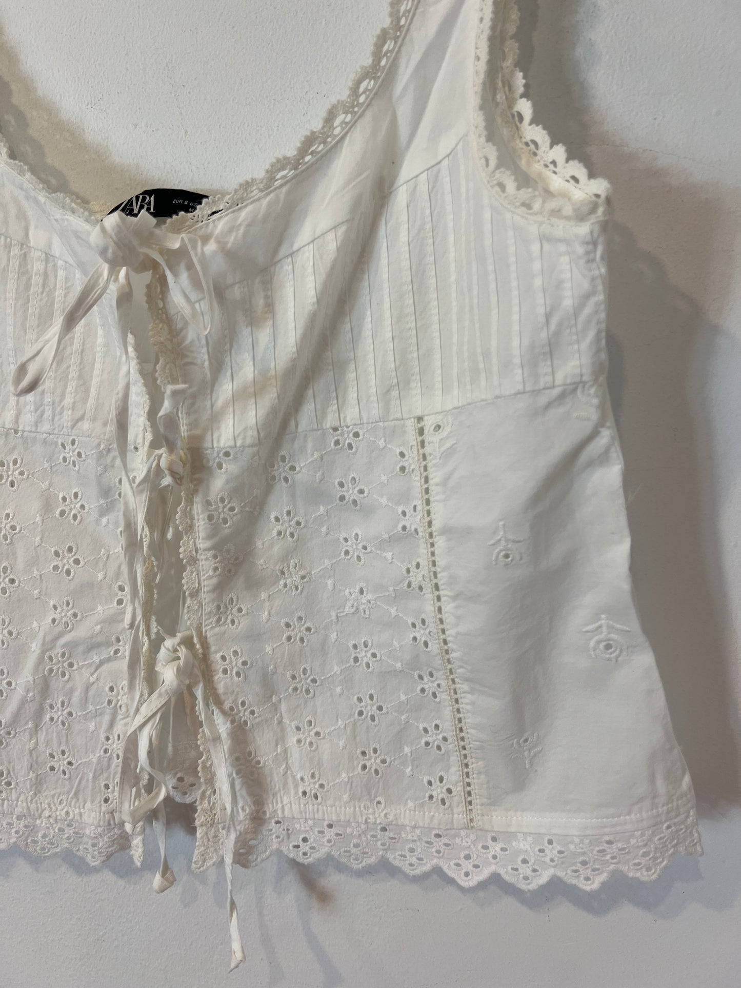 ZARA. Top blanco troquelado T.s