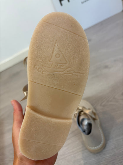 OKAA. Botitas piel brillo beige. T 28