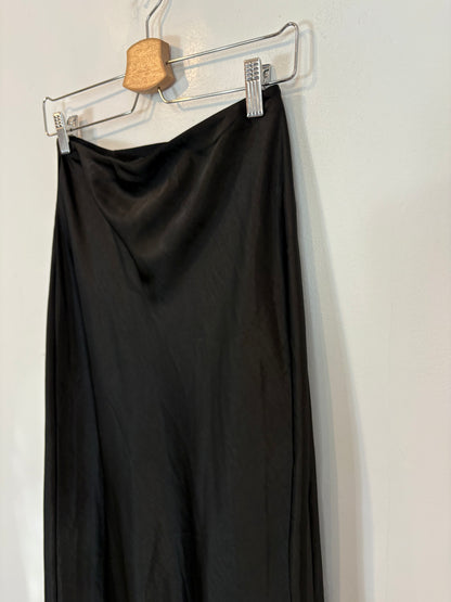 MANGO. Falda midi negra satinada