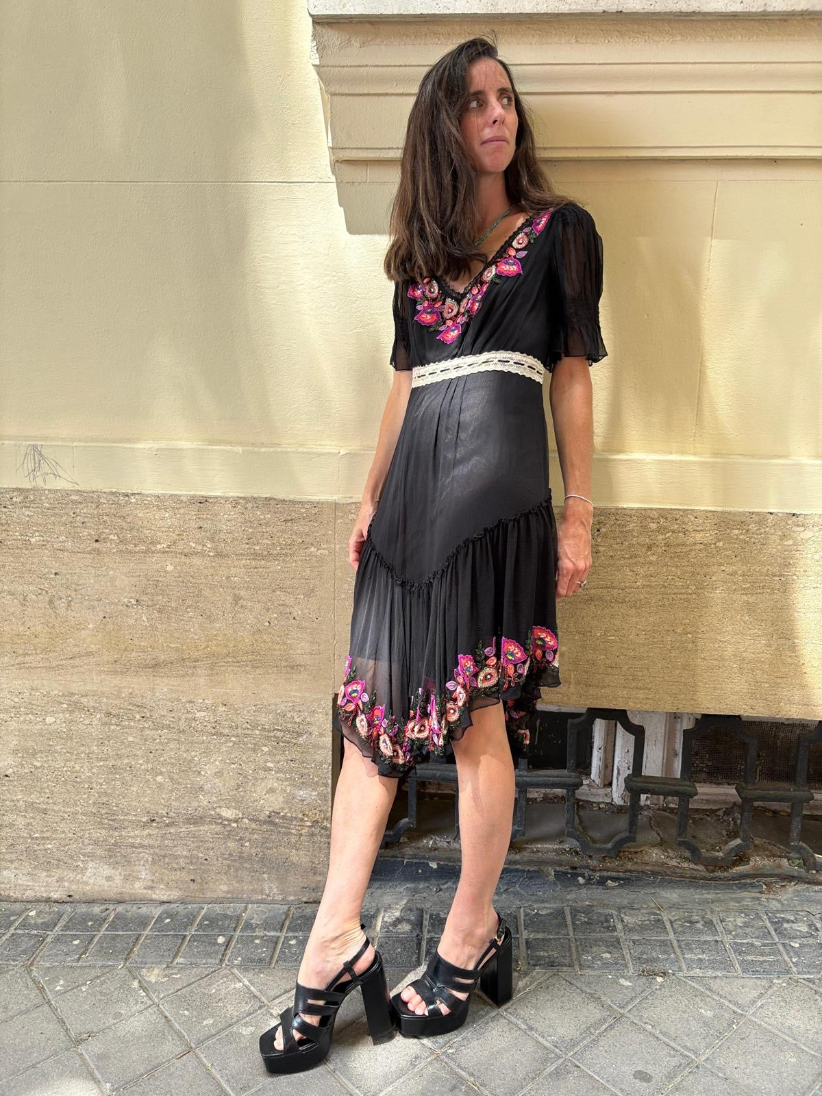 GALLIANO. Vestido de seda bordados y abalorios