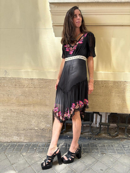 GALLIANO. Vestido de seda bordados y abalorios