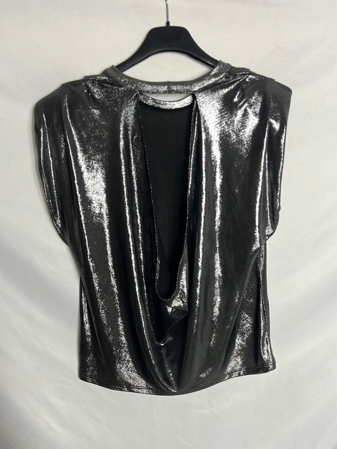 BERSHKA. Top fluido plateado hombreras. T S