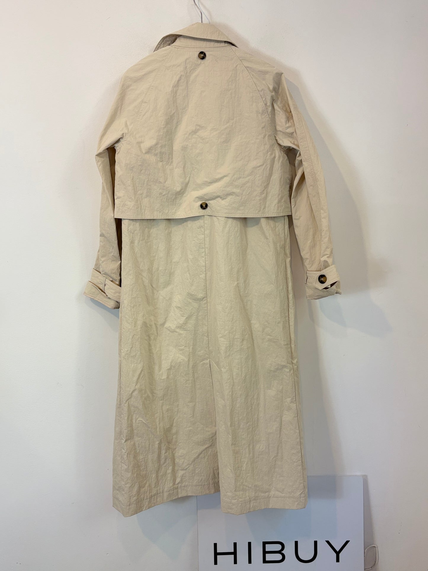 SCALPERS. Gabardina larga beige textura